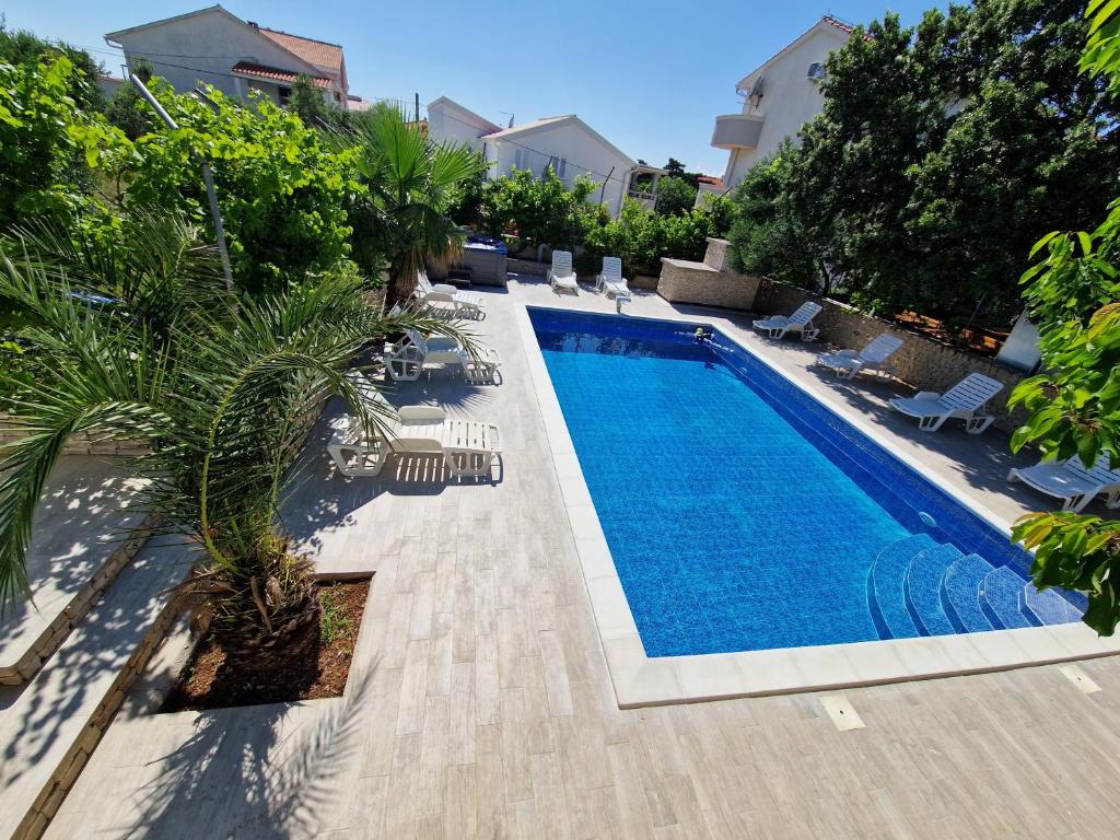 Basen w obiekcie Pool Apartments Knežević Novalja lub w pobliżu