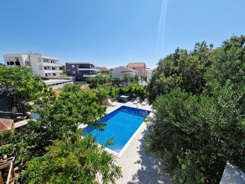 Basen w obiekcie Pool Apartments Knežević Novalja lub w pobliżu