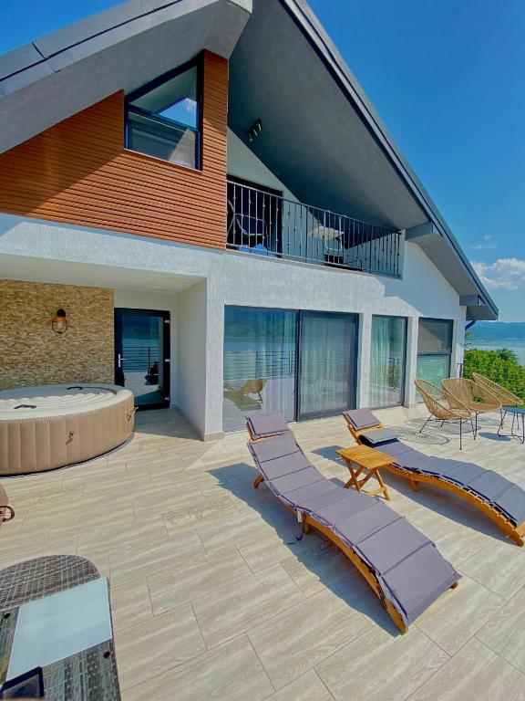 Balkón nebo terasa v ubytování NOAH river house