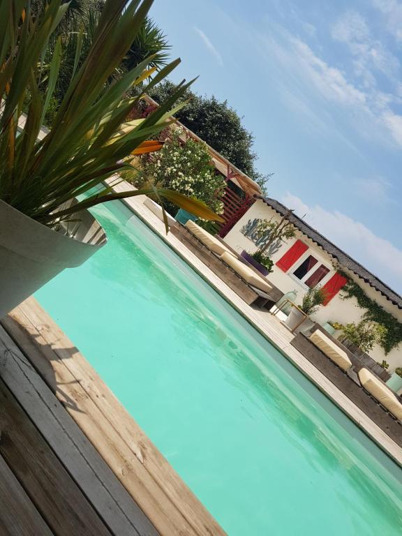 Bazén v ubytování B&B La Terre Brûlée nebo v jeho okolí