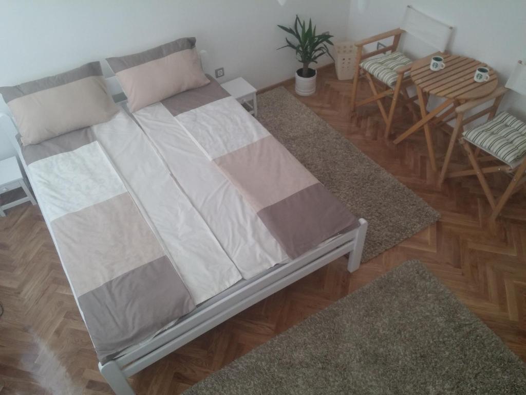 Postel nebo postele na pokoji v ubytování Cricket 2 Hostel
