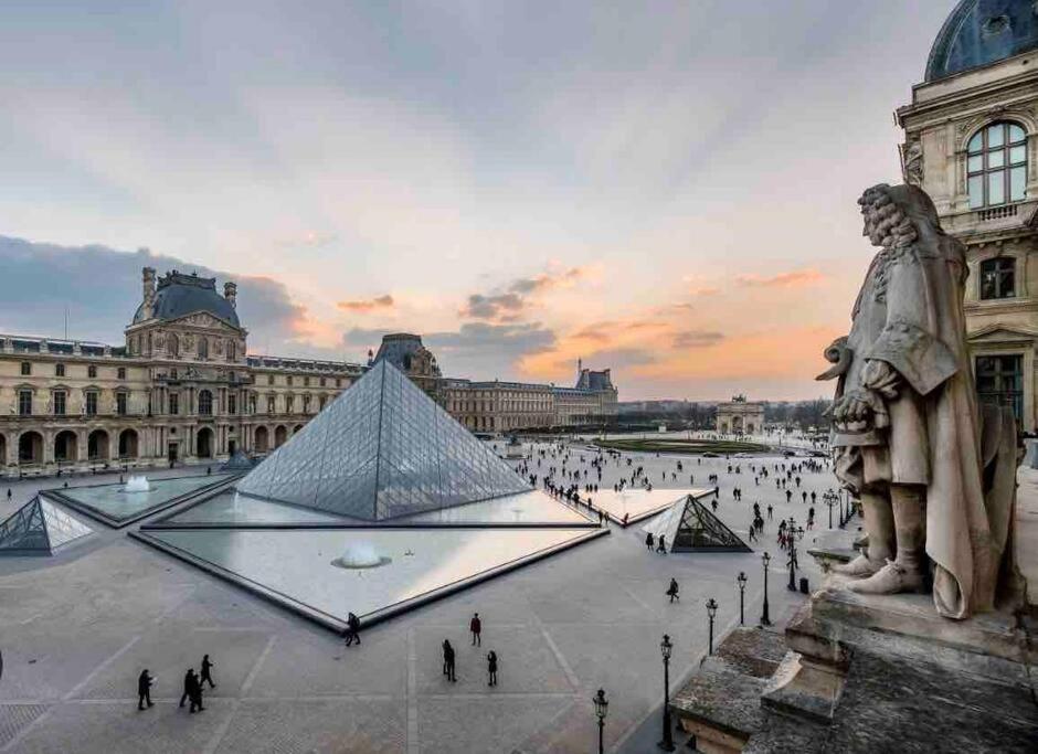 una vista sulla piramide del Louvre e una statua di Appartement Cosy proche Disney a Pontault-Combault