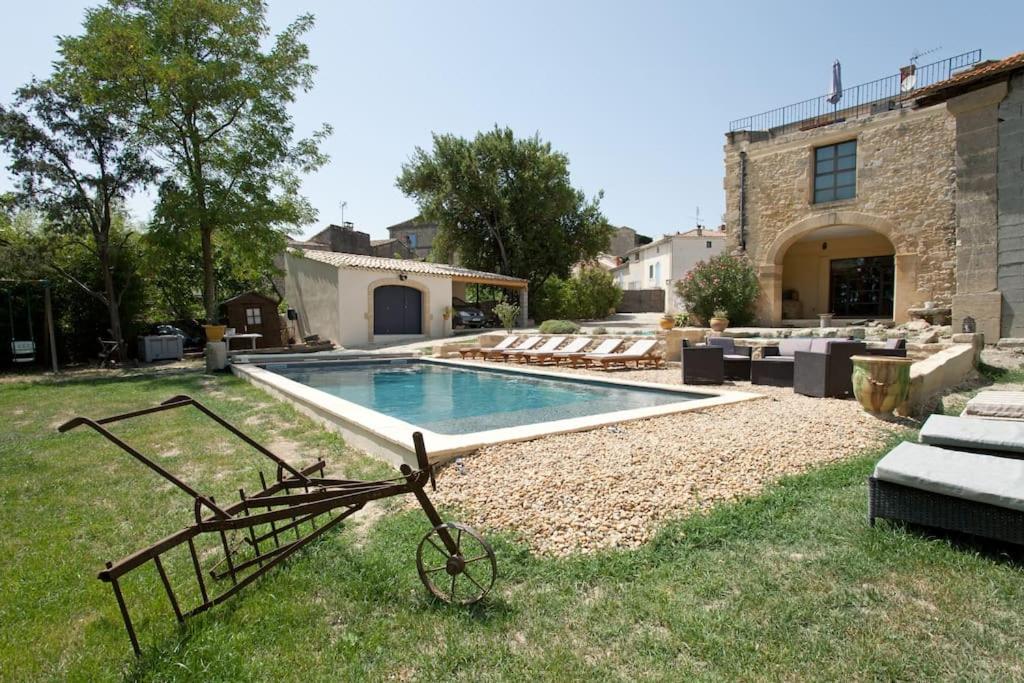 una piscina en el patio de una casa en Mas de village avec piscine et grand jardin clôturé, en Fournès