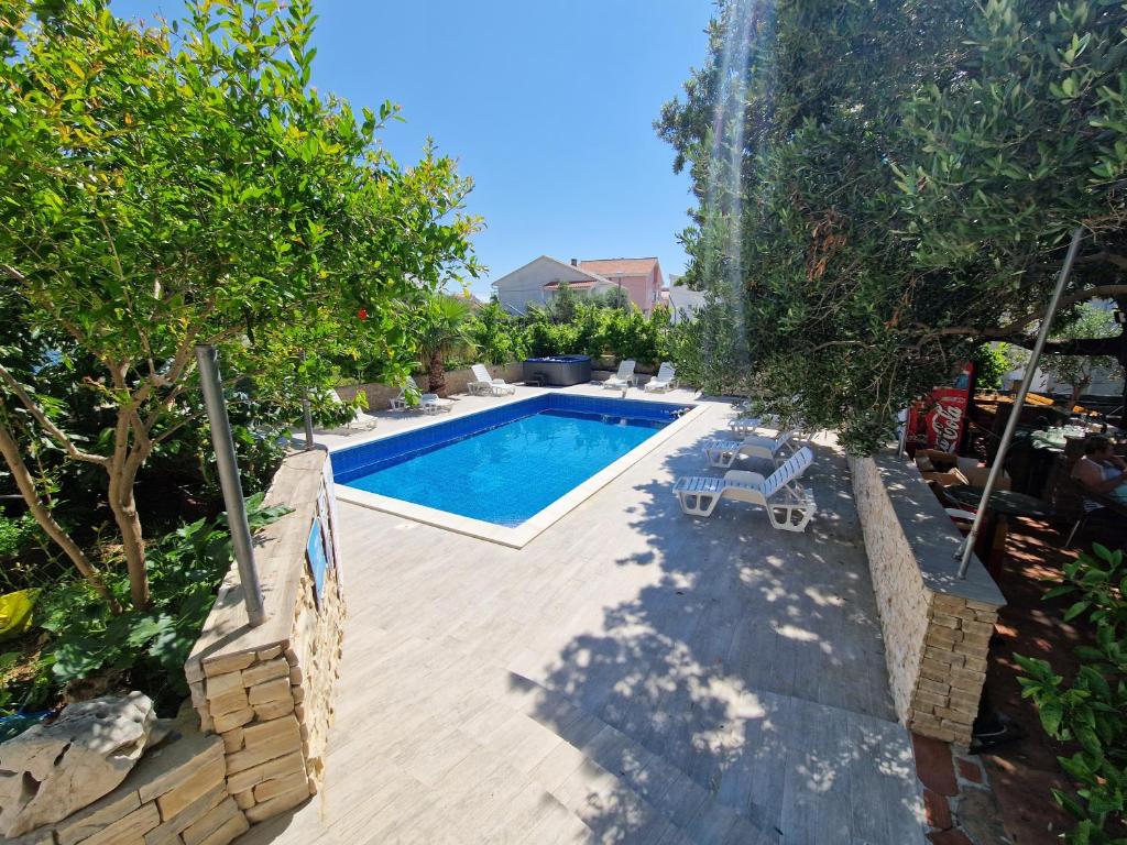 Bazén v ubytování Pool Apartments Knežević nebo v jeho okolí