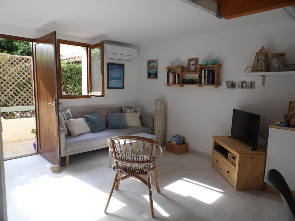 格呂桑的住宿－Bleu Soleil，客厅配有沙发和椅子