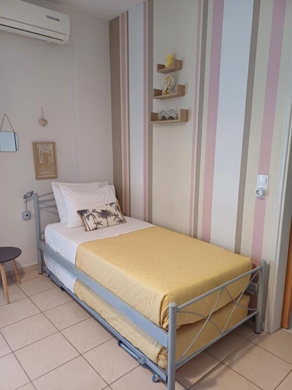 mała sypialnia z łóżkiem w pokoju w obiekcie Maria's Studio No2 in Heraklion w Heraklionie