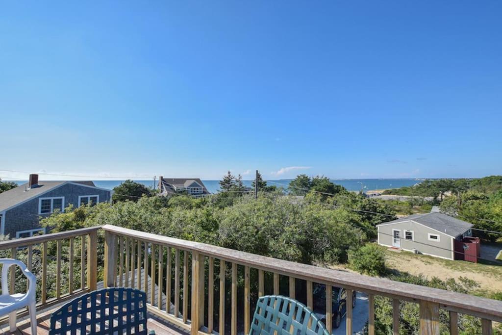 d'une terrasse avec des chaises et une vue sur l'océan. dans l'établissement Stunning Bay Views by Beach Dog Friendly, à Eastham
