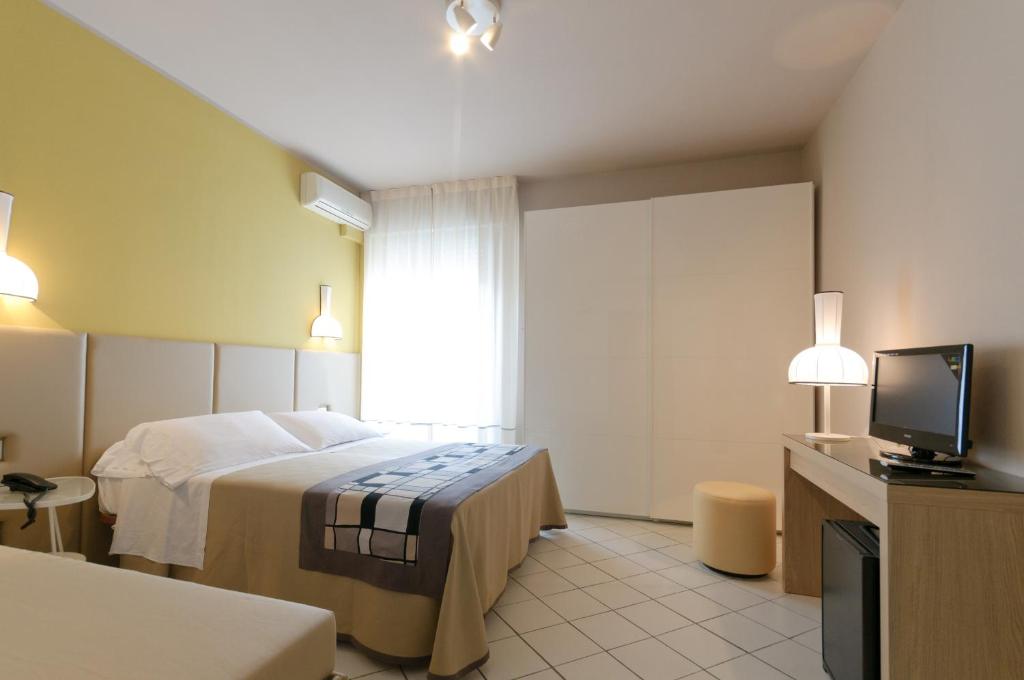 Postel nebo postele na pokoji v ubytování HOTEL TRIONFAL - Fronte Mare - Vicinissimi al Centro