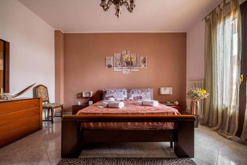 Un dormitorio con una cama grande y una lámpara de araña. en Casa Zoraide, en Borgagne