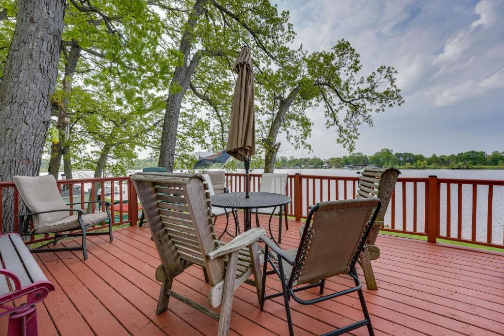 una terraza con sillas, una mesa y una sombrilla en Decatur House Fishing, Skiing, and Golfing! en Decatur