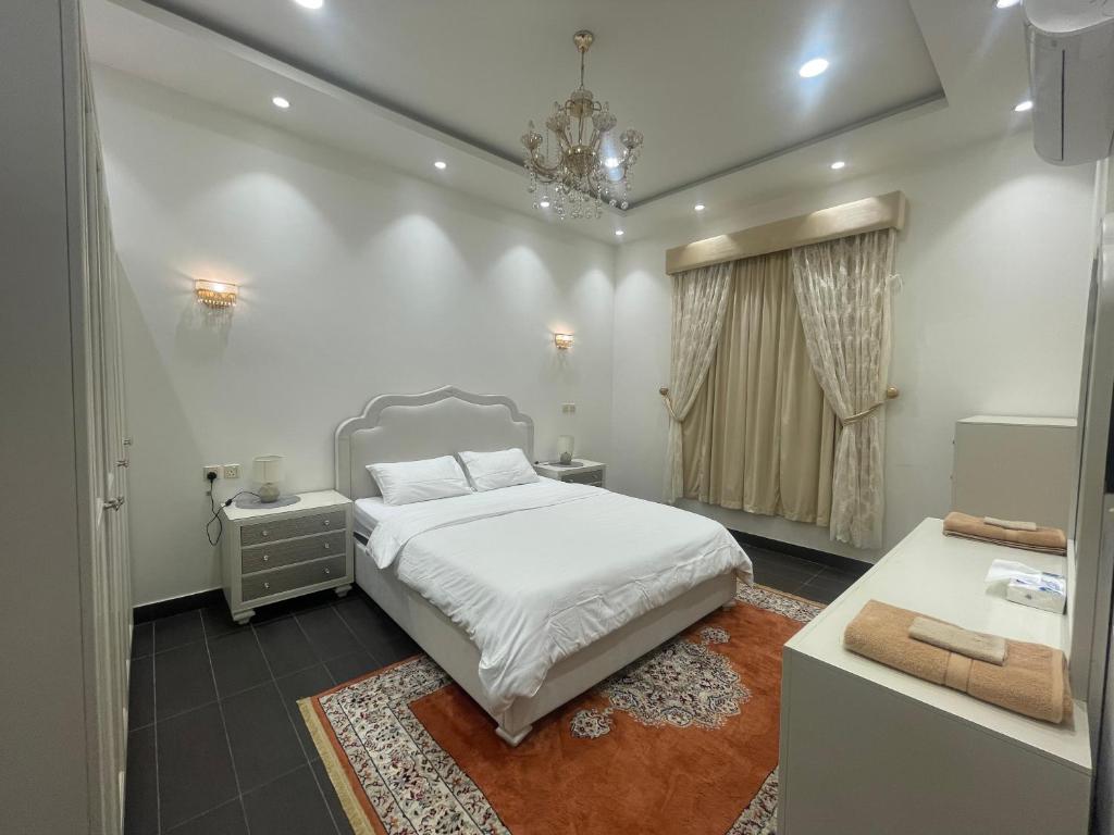 Postel nebo postele na pokoji v ubytování Beitk Al-ula Apartments شقق بيتك العلا