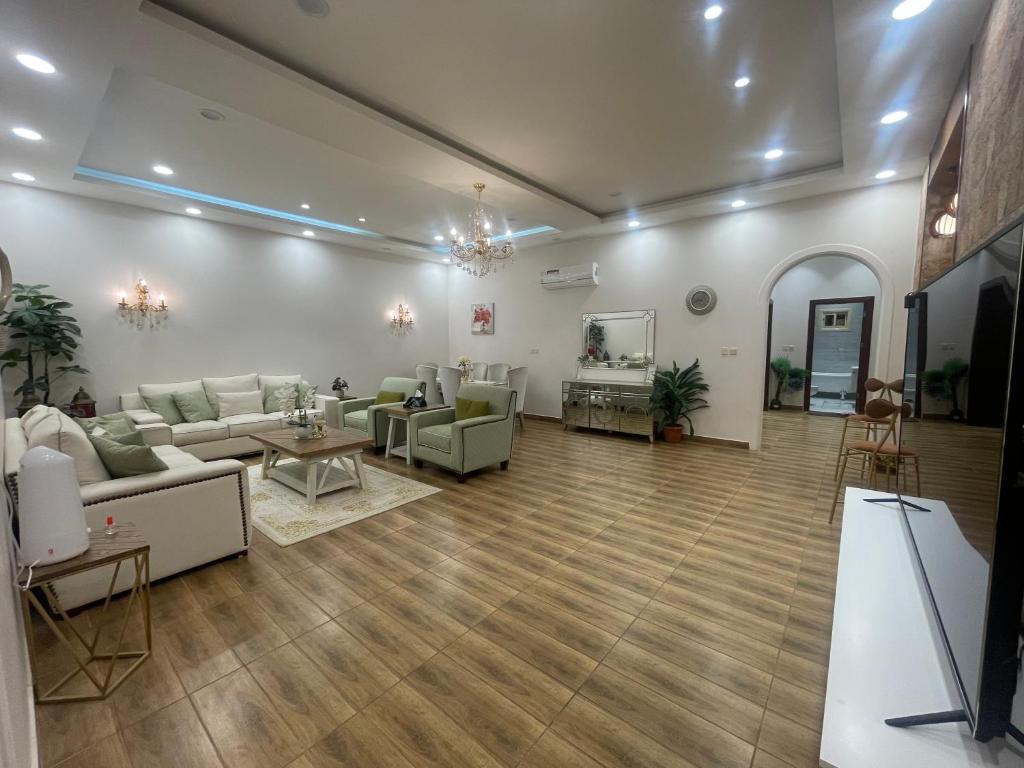 TV a/nebo společenská místnost v ubytování Beitk Al-ula Apartments شقق بيتك العلا