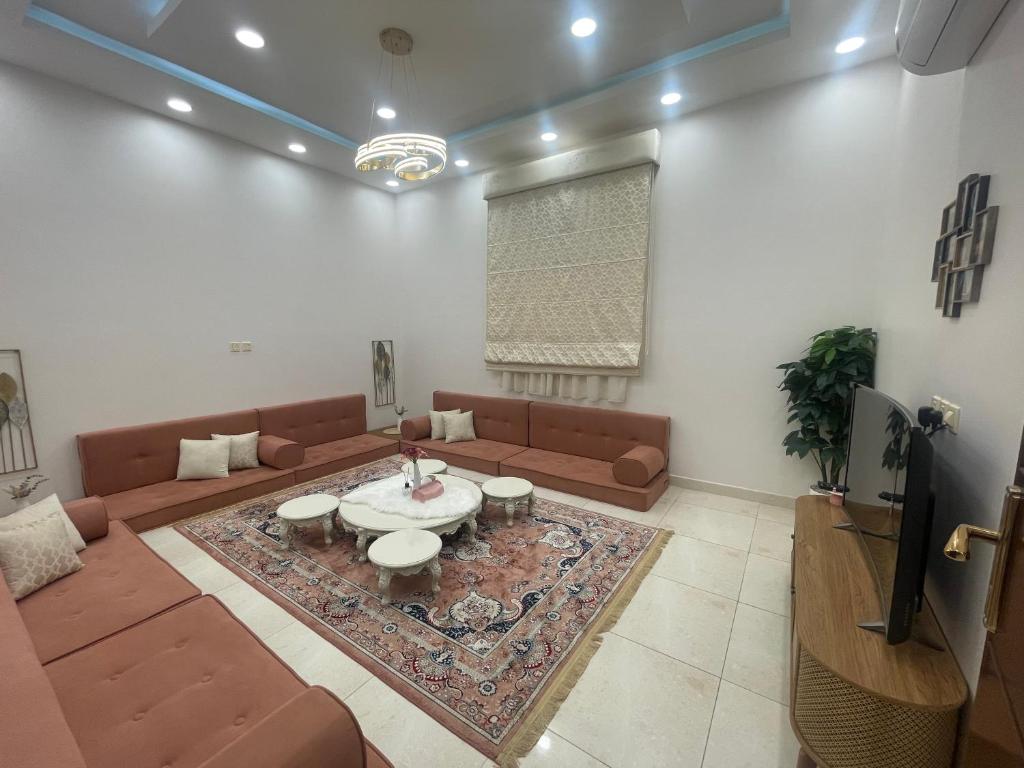 Posezení v ubytování Beitk Al-ula Apartments شقق بيتك العلا
