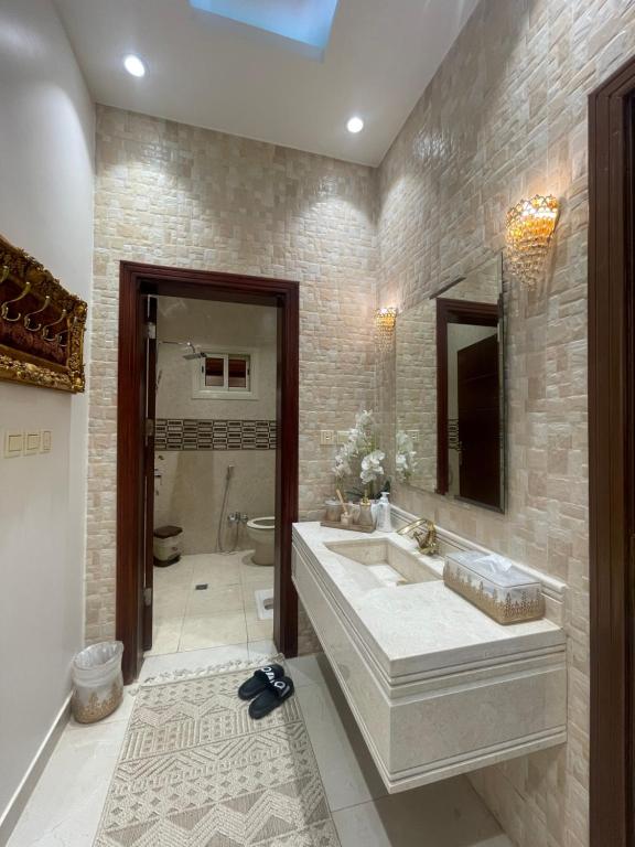Koupelna v ubytování Beitk Al-ula Apartments شقق بيتك العلا