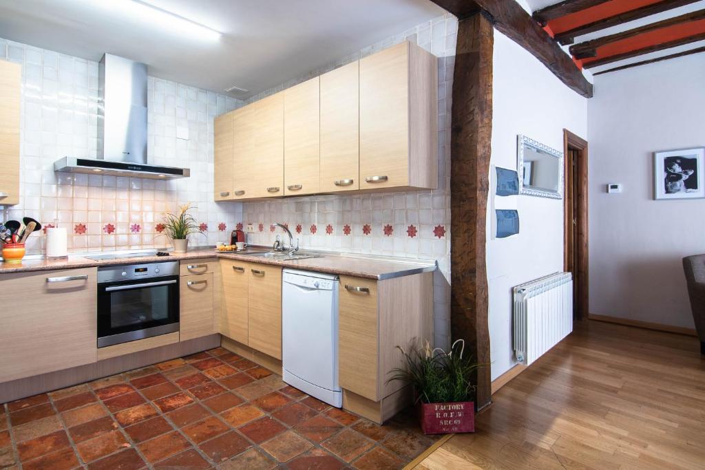 A kitchen or kitchenette at Haro Apartments