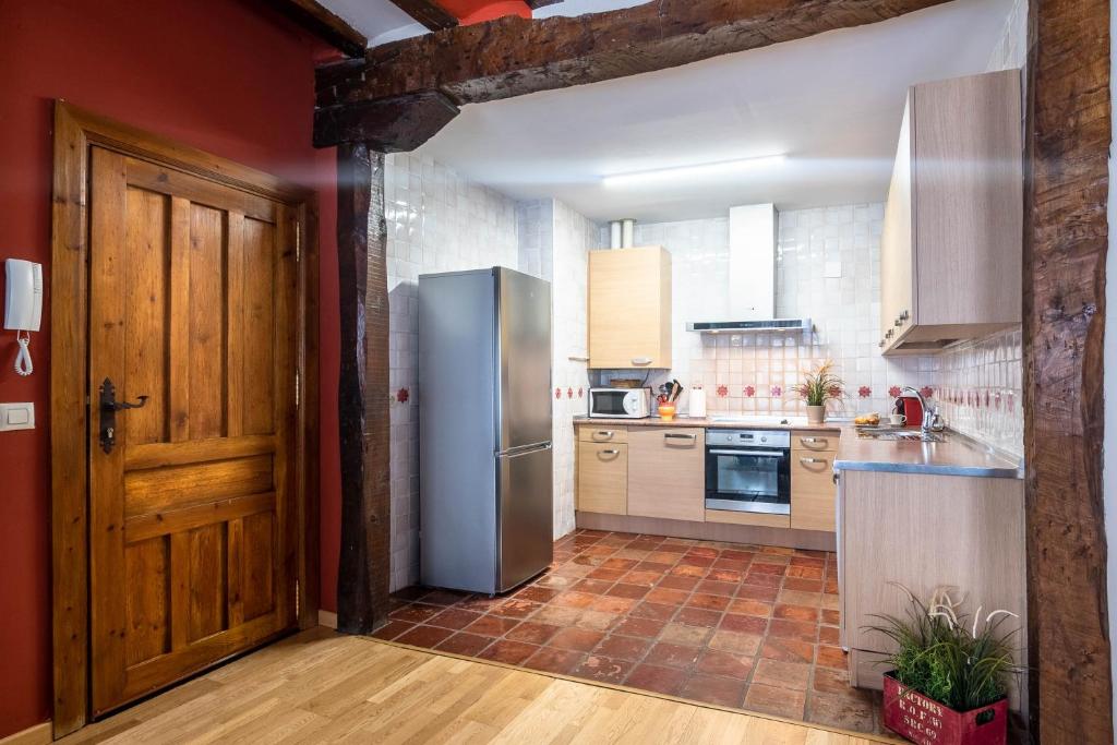 A kitchen or kitchenette at Haro Apartments