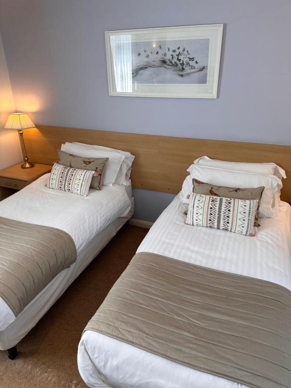 A bed or beds in a room at Horseshoes cafe and lodge