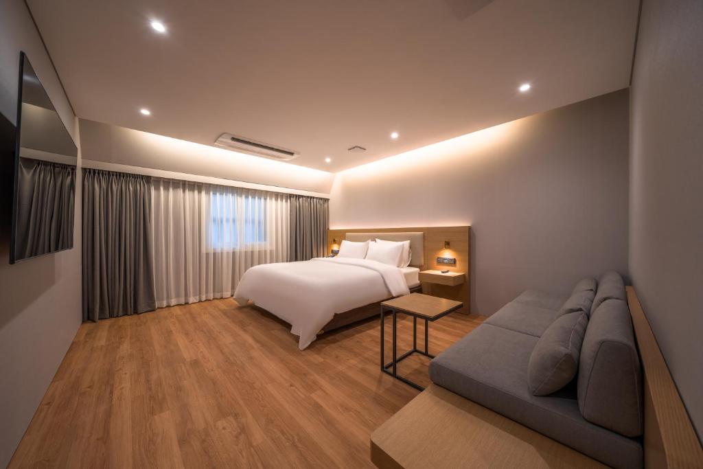 Postel nebo postele na pokoji v ubytování Comfort inn Yeouido
