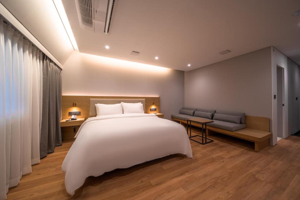 Postel nebo postele na pokoji v ubytování Comfort inn Yeouido
