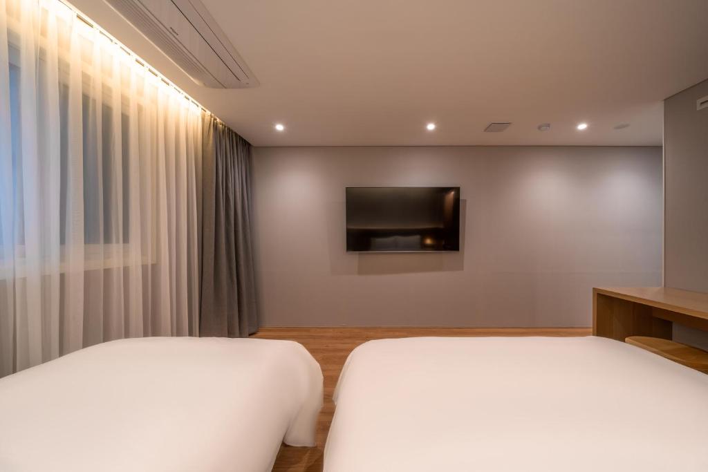 Postel nebo postele na pokoji v ubytování Comfort inn Yeouido