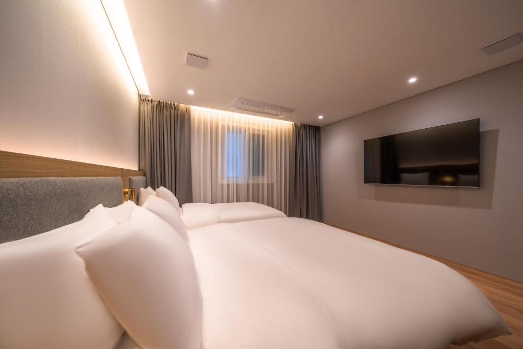 Postel nebo postele na pokoji v ubytování Comfort inn Yeouido