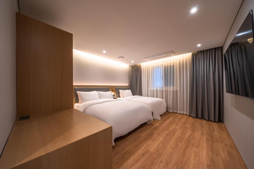 Postel nebo postele na pokoji v ubytování Comfort inn Yeouido