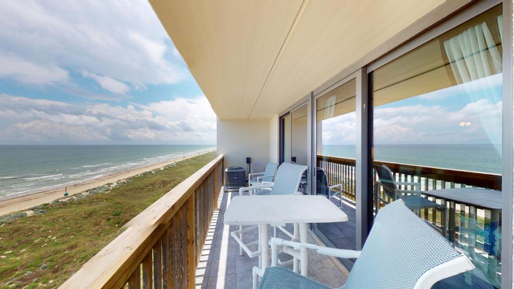 Balkonas arba terasa apgyvendinimo įstaigoje Gulf view 8th floor condo, with boardwalk to the beach and pool