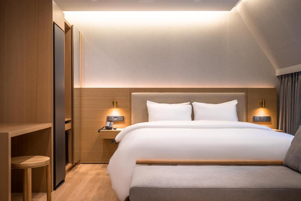 Postel nebo postele na pokoji v ubytování Comfort inn Yeouido