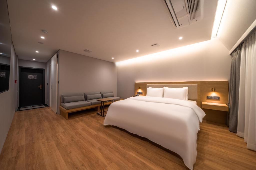 Postel nebo postele na pokoji v ubytování Comfort inn Yeouido