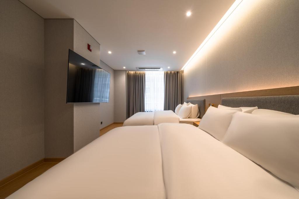 Postel nebo postele na pokoji v ubytování Comfort inn Yeouido