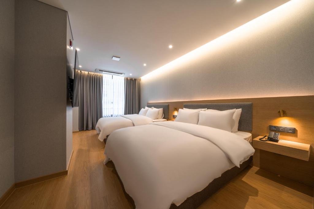 Postel nebo postele na pokoji v ubytování Comfort inn Yeouido