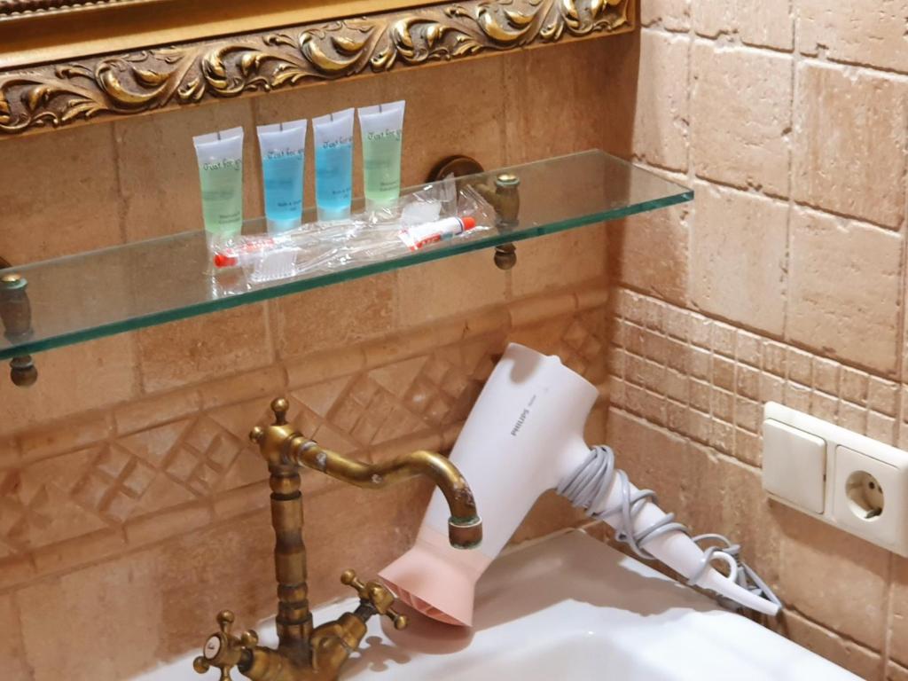 a bathroom with a sink and a mirror at 1-комнатная квартира ВИП уровня посуточно в Ужгороде. ул.И.Франка. in Uzhhorod
