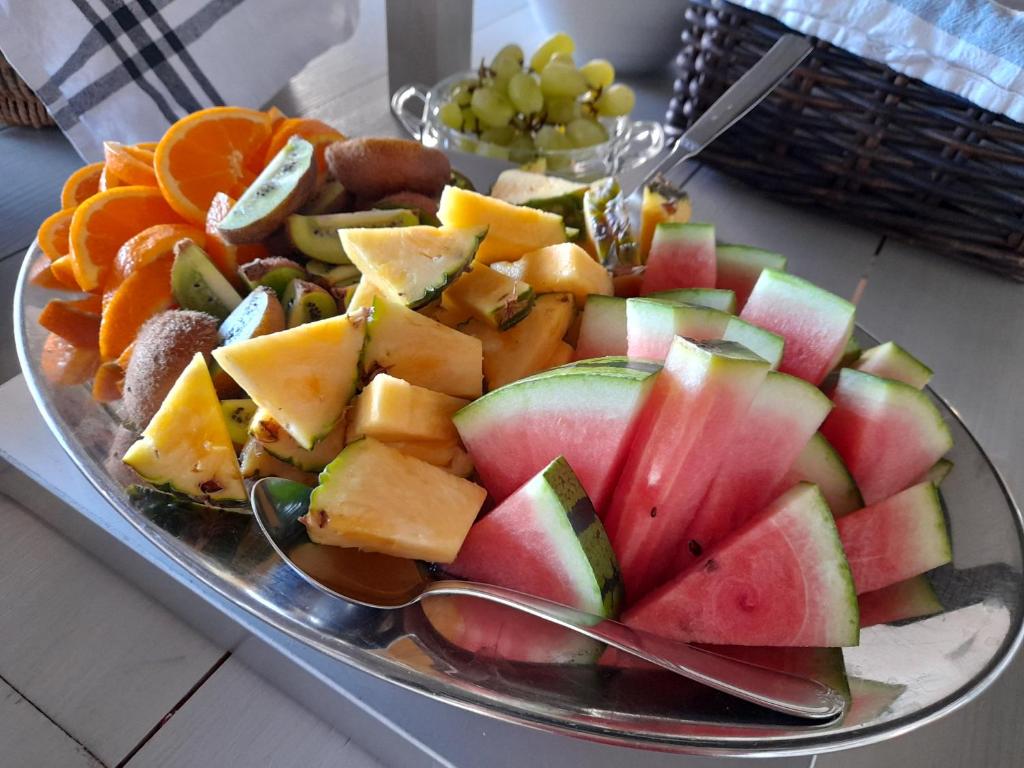 um prato de comida com fruta sobre uma mesa em Kristinebergs Bed & Breakfast em Mora