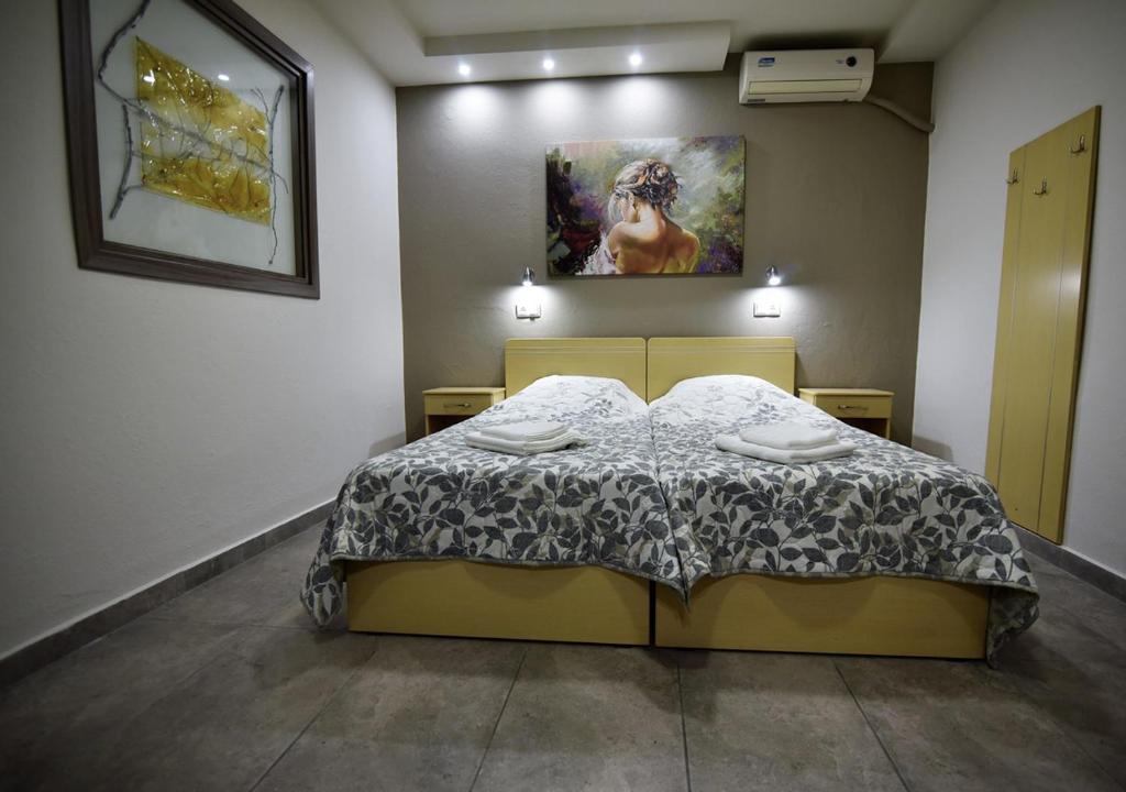 - une chambre avec un lit dans l'établissement Villa Vayia, à Stavros