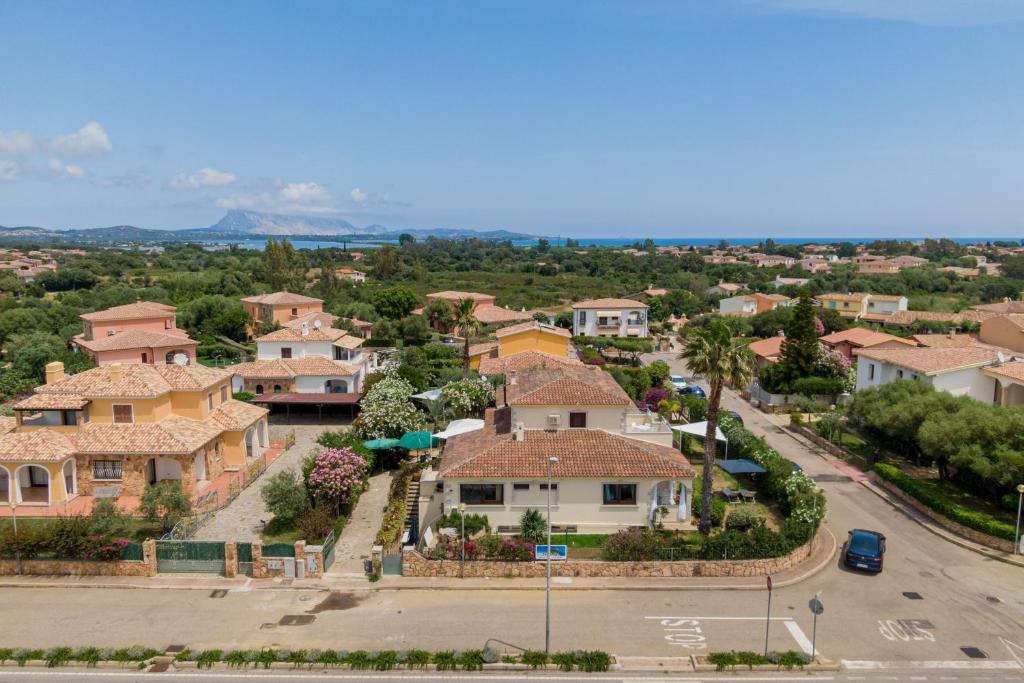 - une vue aérienne sur un village avec des maisons dans l'établissement Rooms Tavolara, à San Teodoro