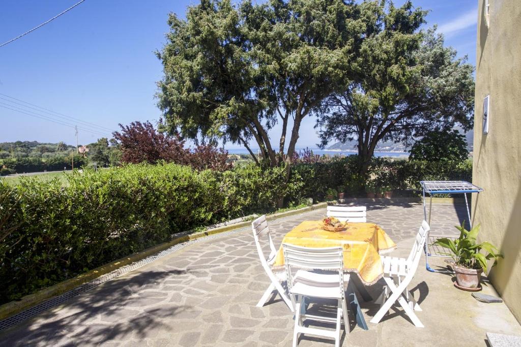 una mesa y sillas en un patio en Appartamento Il Golfo, en Portoferraio