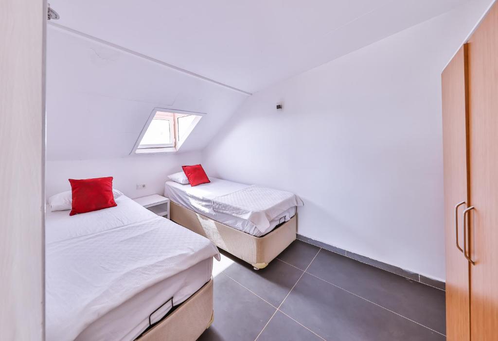 A bed or beds in a room at 3 House Apart