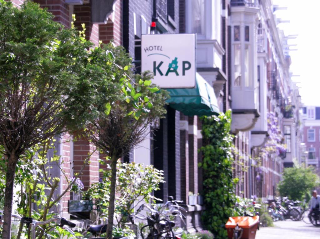 una señal kapp en el lateral de un edificio en Hotel Kap City Centre, en Ámsterdam