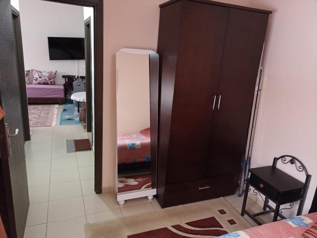 1 dormitorio con tocador y espejo en Le bon séjour en Ifrane