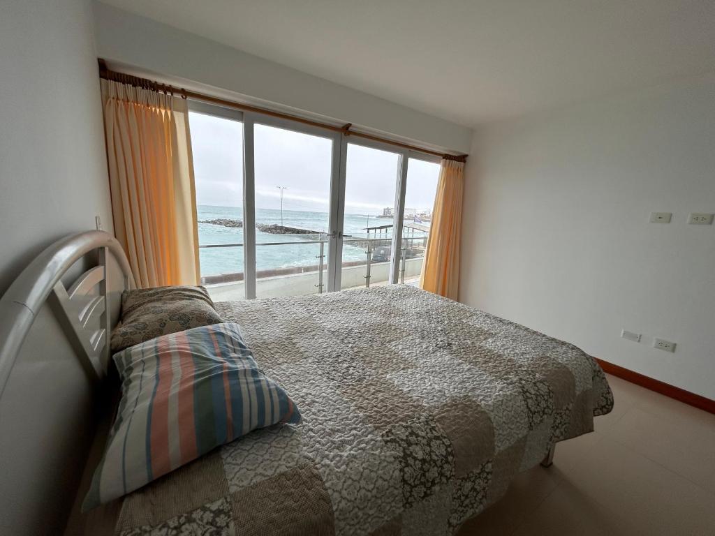 - une chambre avec un lit et une vue sur l'océan dans l'établissement Apartamento Sunset Beach, à San Bartolo