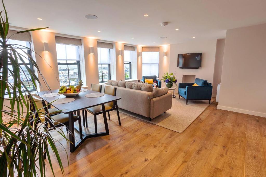 un soggiorno con divano e tavolo di SoHot Stays Harbourside Suite 2nd Floor Sleeps 4 a Kent