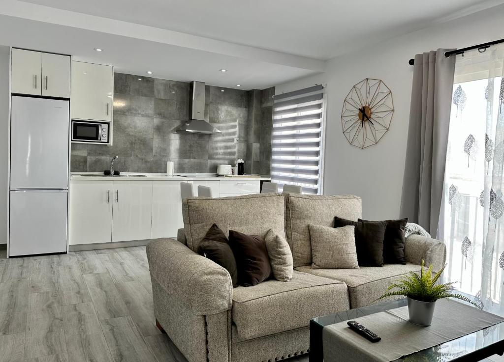 ein Wohnzimmer mit einem Sofa und einer Küche in der Unterkunft Nuevo Apartamento con encanto in La Cala de Mijas