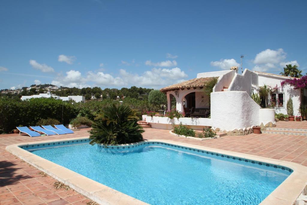 モライラにあるEl Barraco - sea view villa with private pool in Morairaのスイミングプール付きのヴィラ、家