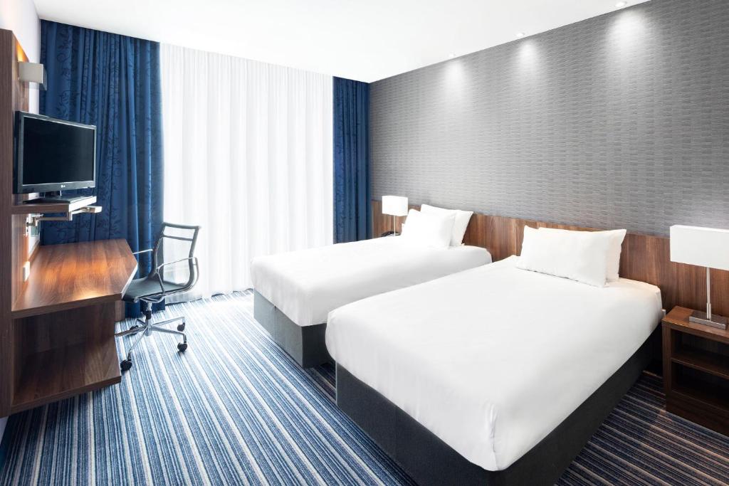 Een bed of bedden in een kamer bij Holiday Inn Express Amsterdam Arena Towers by IHG