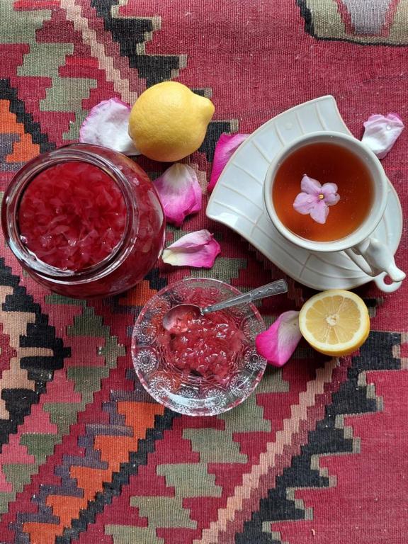 una tazza di tè e una ciotola di liquido e limone di Guest House Ruh Achari a Sheki