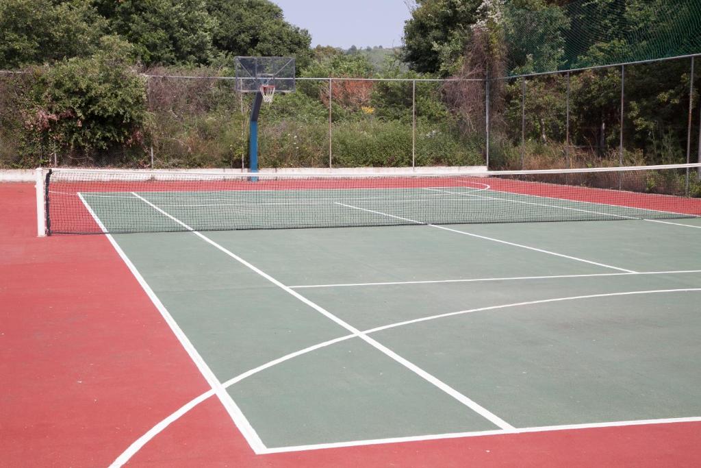 Tenis a/nebo squash v ubytování Hotel Kanali nebo okolí