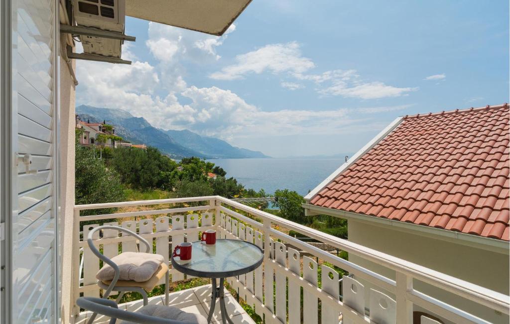 balcón con mesa y vistas al océano en Stunning Apartment In Pisak With House Sea View, en Pisak