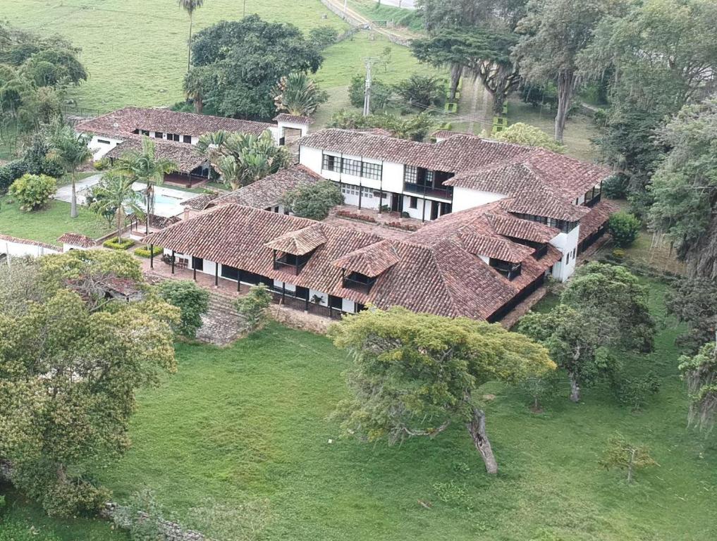 z góry widok na dom z wieloma dachami w obiekcie Hacienda El Novillero w mieście Fusagasugá
