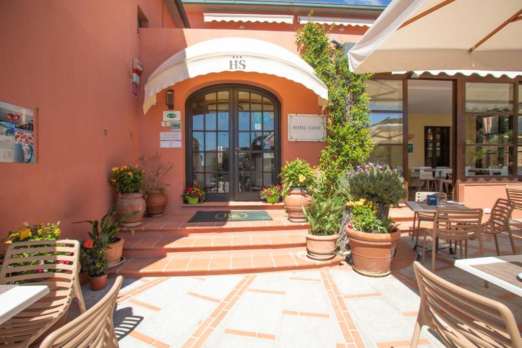 Ein Patio oder anderer Außenbereich in der Unterkunft Hotel Sardi