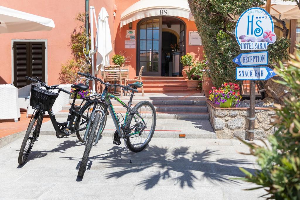 Radfahren an der Unterkunft Hotel Sardi oder in der Nähe